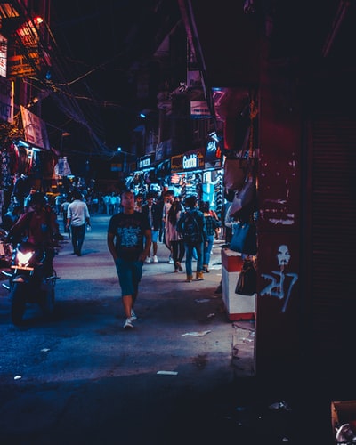 在混凝土路面行走的人
